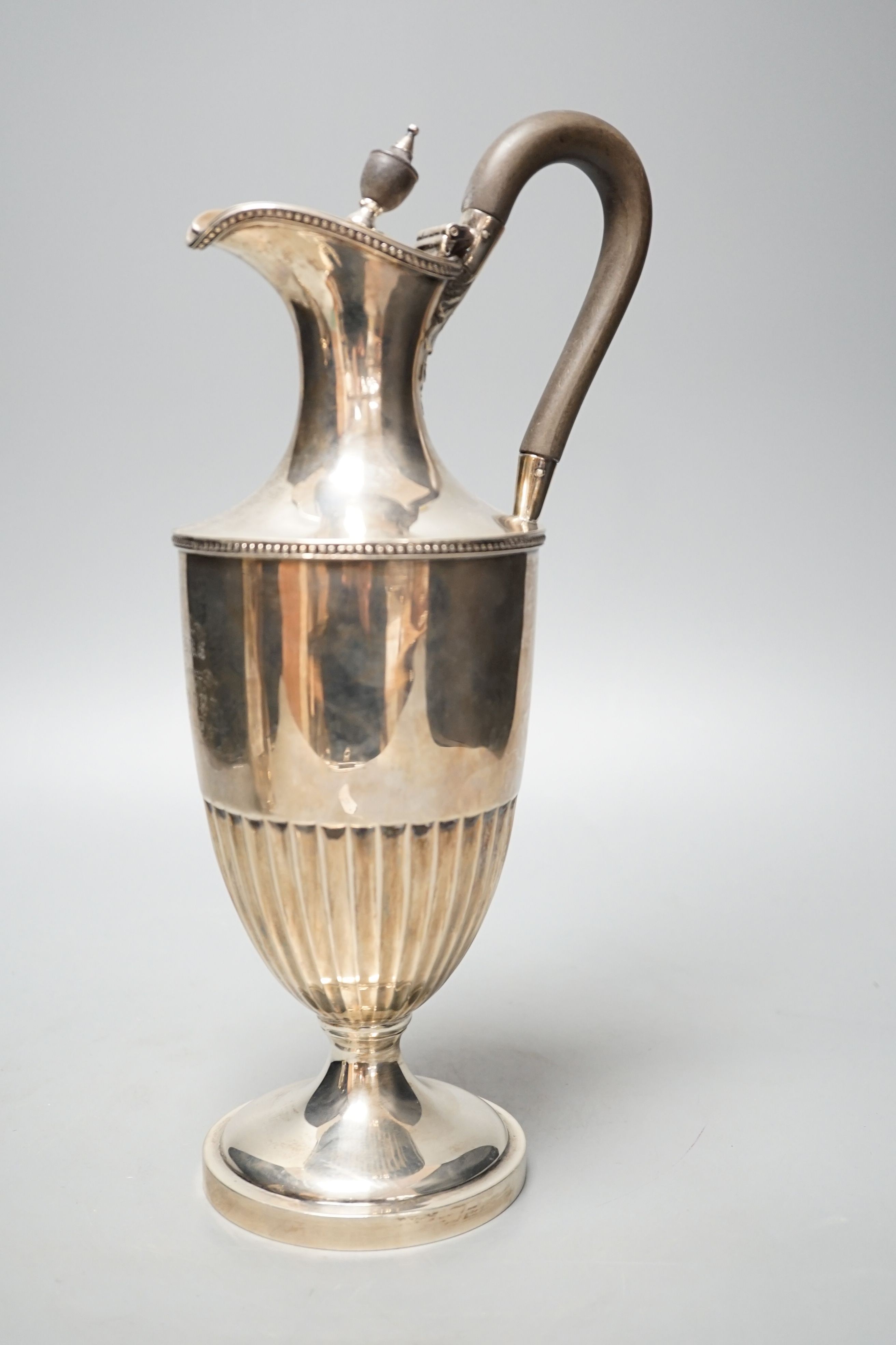An Edwardian silver hot water jug, by William Hutton & Sons, London, 1901, height 30.7cm, gross weight 18.5oz.